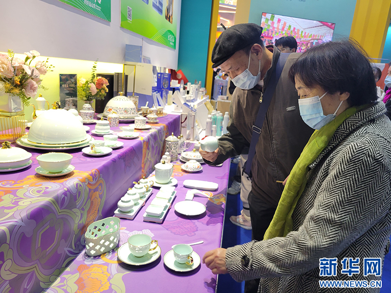 游客在华光国瓷展位参观。新华网发（陈琳琳 摄）