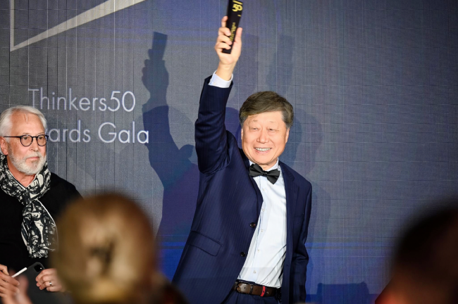 （11月7日，海尔集团创始人、董事局名誉主席张瑞敏被授予Thinkers50“终身成就奖”。）