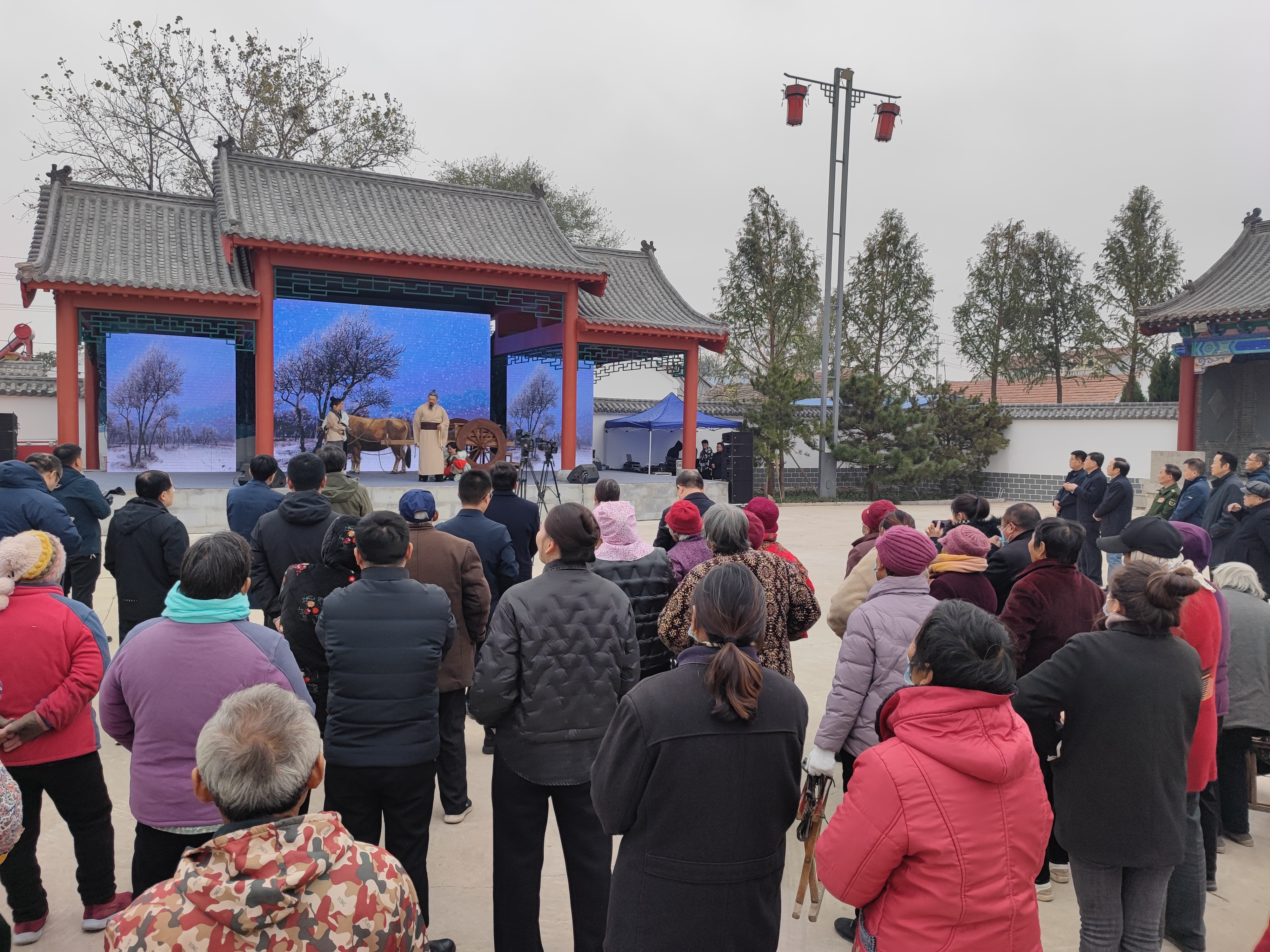 鱼台县闵子祠旁边，情景剧《芦衣顺母》正在上演。