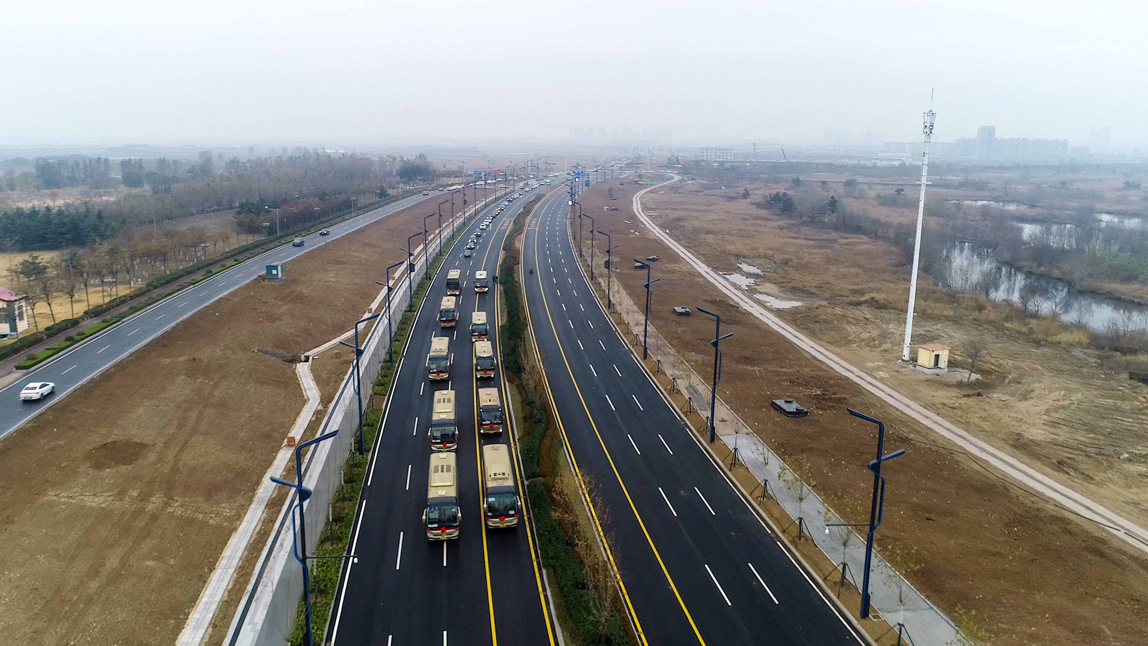 胶州市上合大道新建段正式通车。