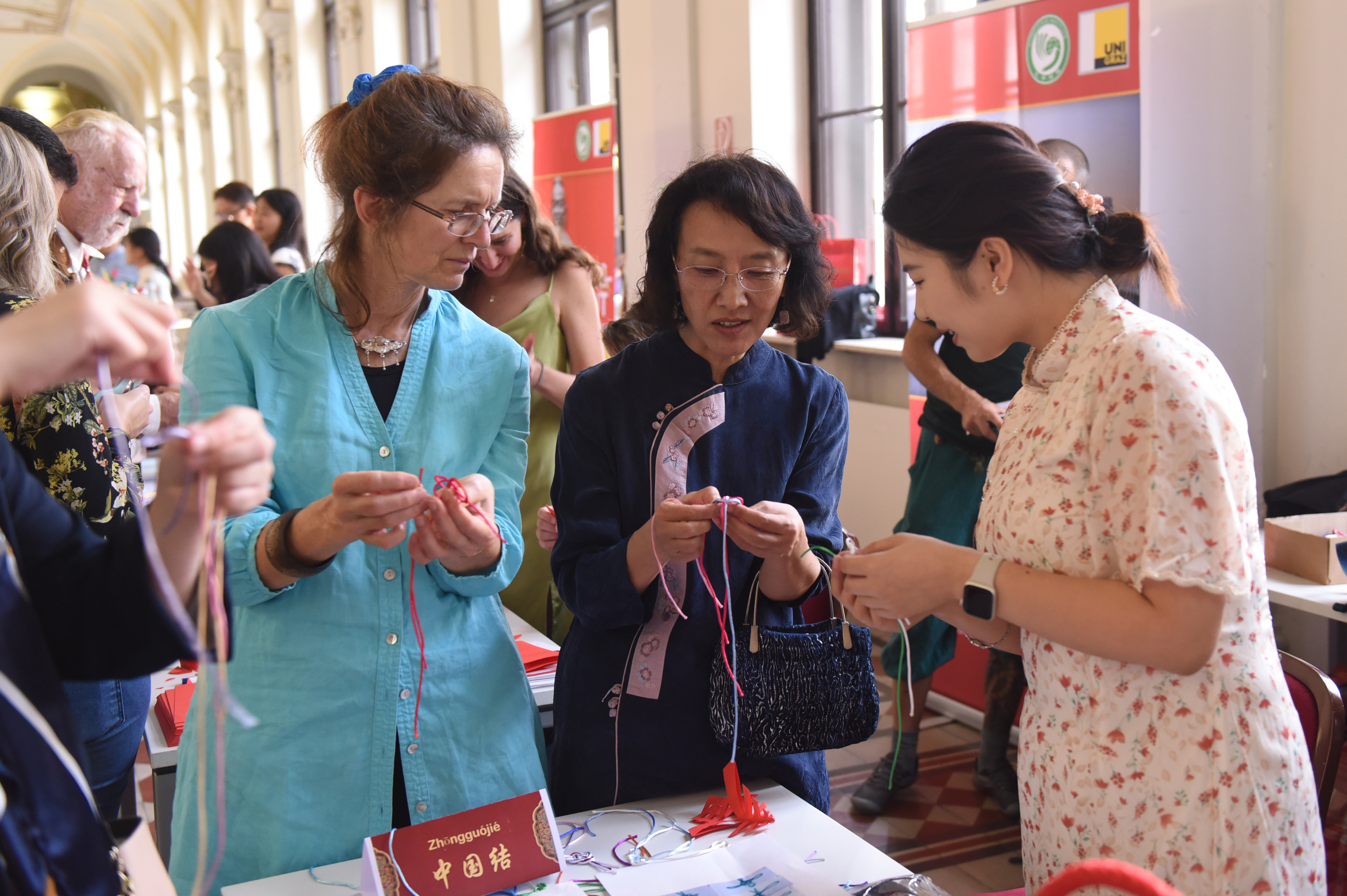 奥地利格拉茨大学孔子学院举办中国文化体验活动，人们体验编织中国结。□新华社发