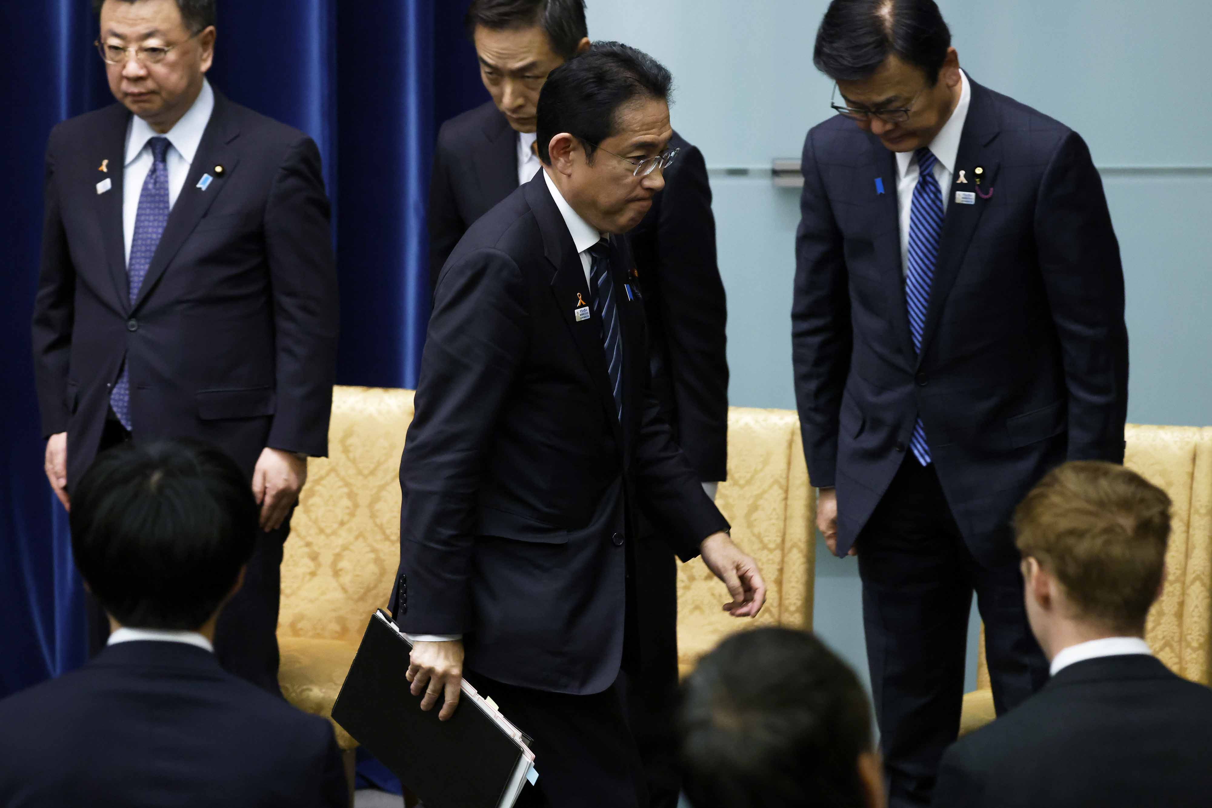 11月2日，在日本东京首相官邸，日本首相岸田文雄在新闻发布会后离开会场。

日本政府2日召开临时内阁会议，通过了一项包括减税在内的经济刺激计划，总额超过17万亿日元（1美元约合150日元）。