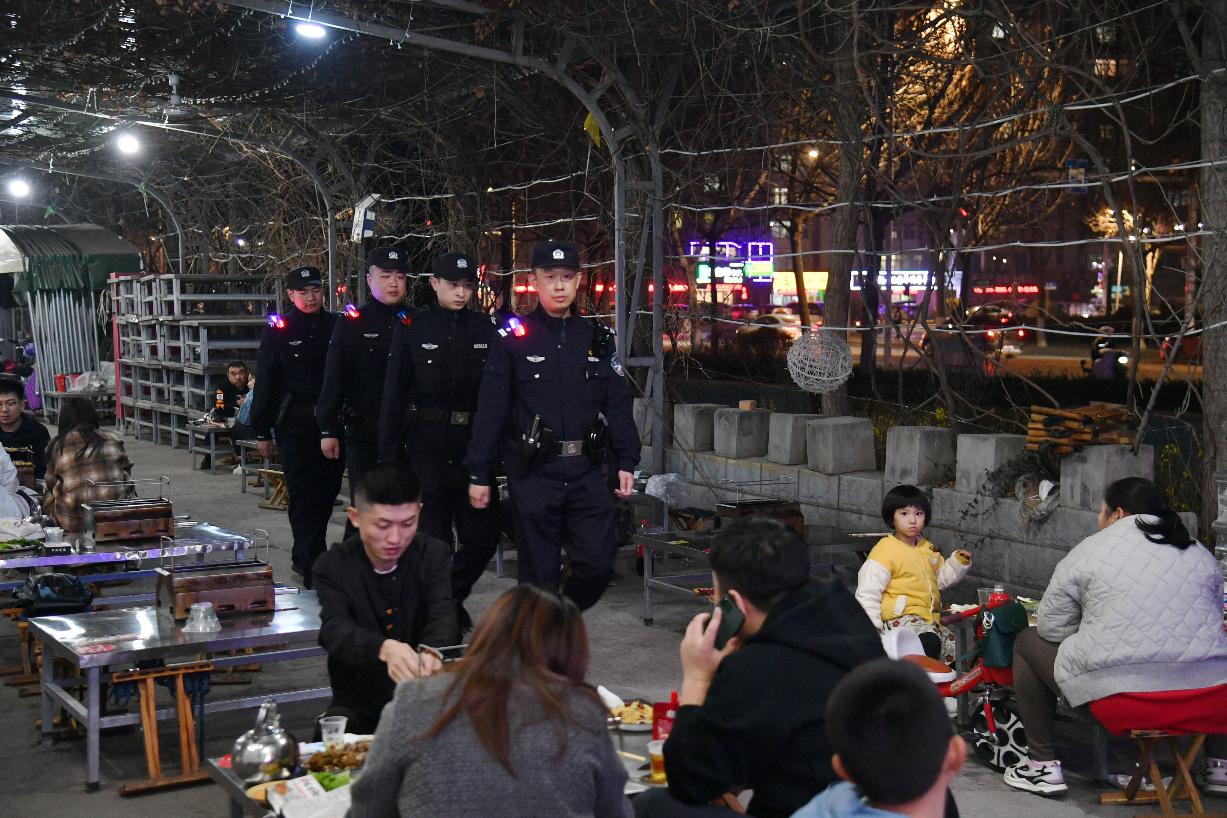 张店公安分局贾庄派出所组织警力在辖区夜市烧烤摊进行巡逻、安全检查。