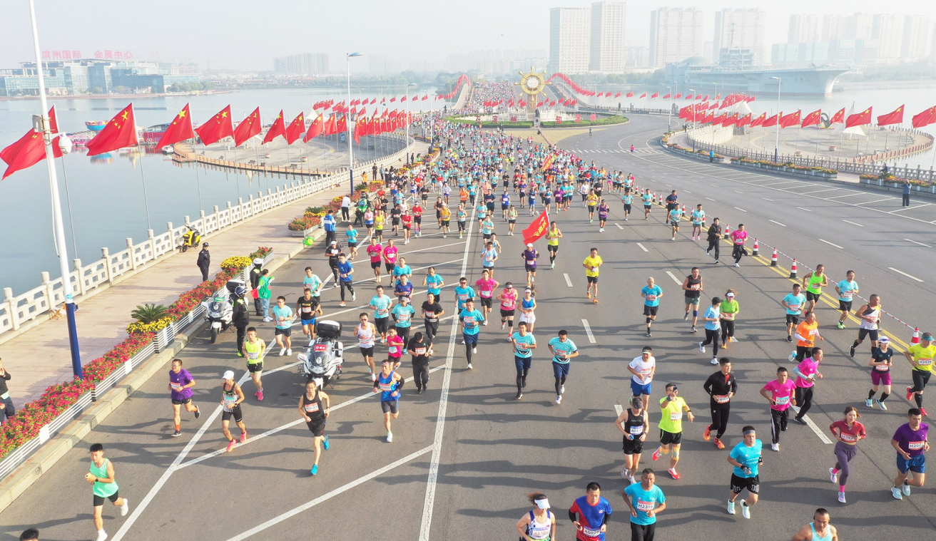  10月15日,九九黄河·2023滨州黄河风情带马拉松赛举行。