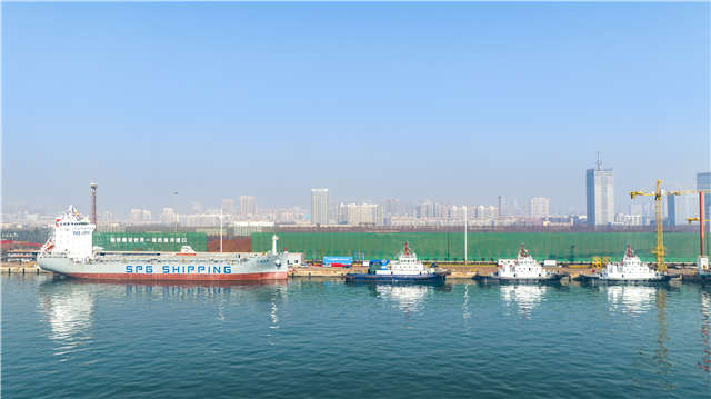 山东港口四艘自建新船在日照集中命名交付