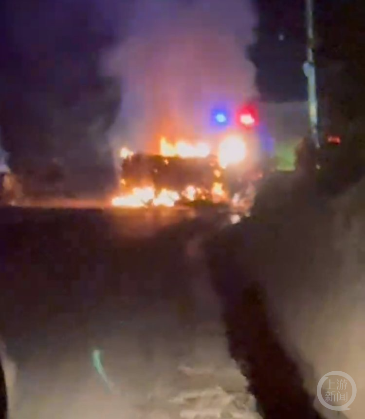 网传云南曲靖有车辆肇事后发生燃烧，多人伤亡。 视频截图