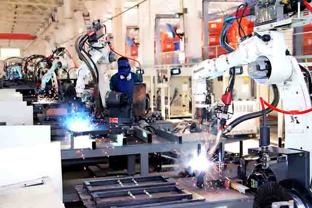 时风集团自动化焊接机器人生产线。