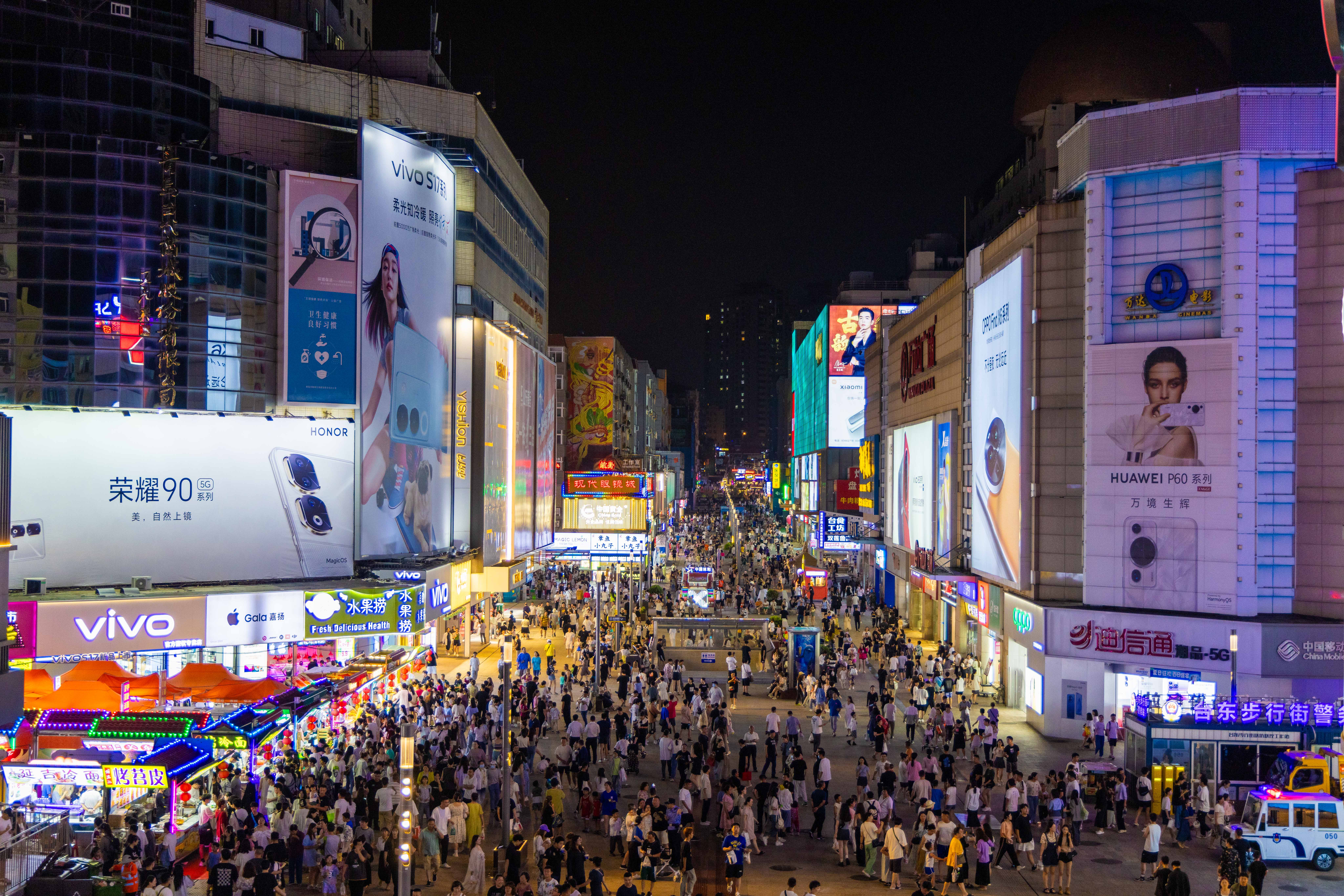 台东步行街夜景。