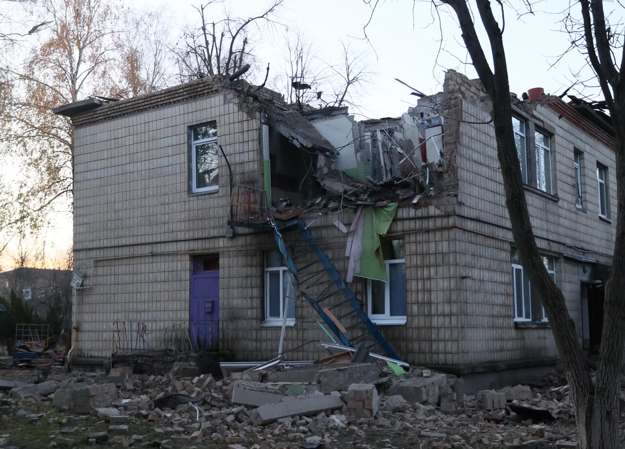 11月25日，在乌克兰基辅市，一栋建筑屋顶被无人机碎片击中。（图源：新华社）