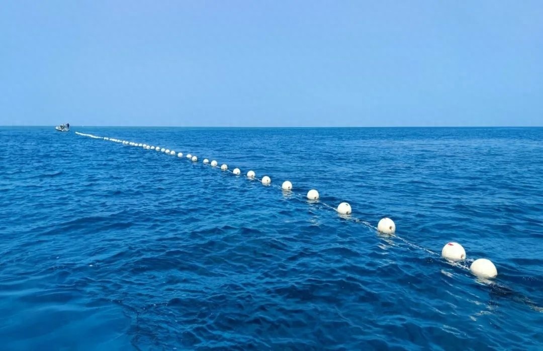 △中国海警针对菲公务船冲闯黄岩岛潟湖临时布设网具