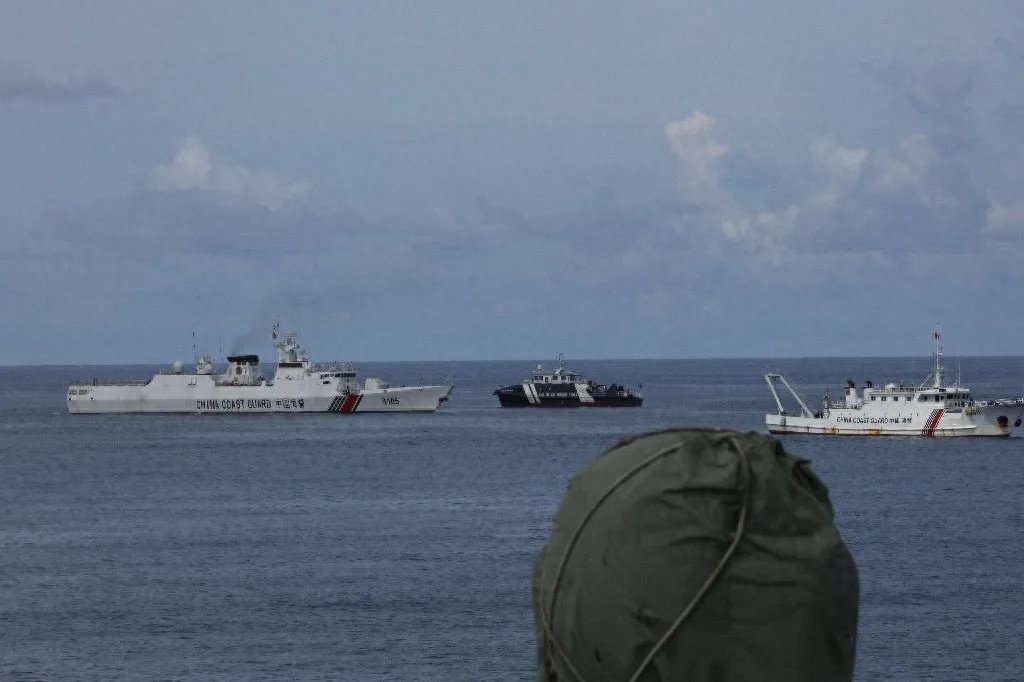 △中国海警拦阻非法冲闯黄岩岛潟湖的菲公务船