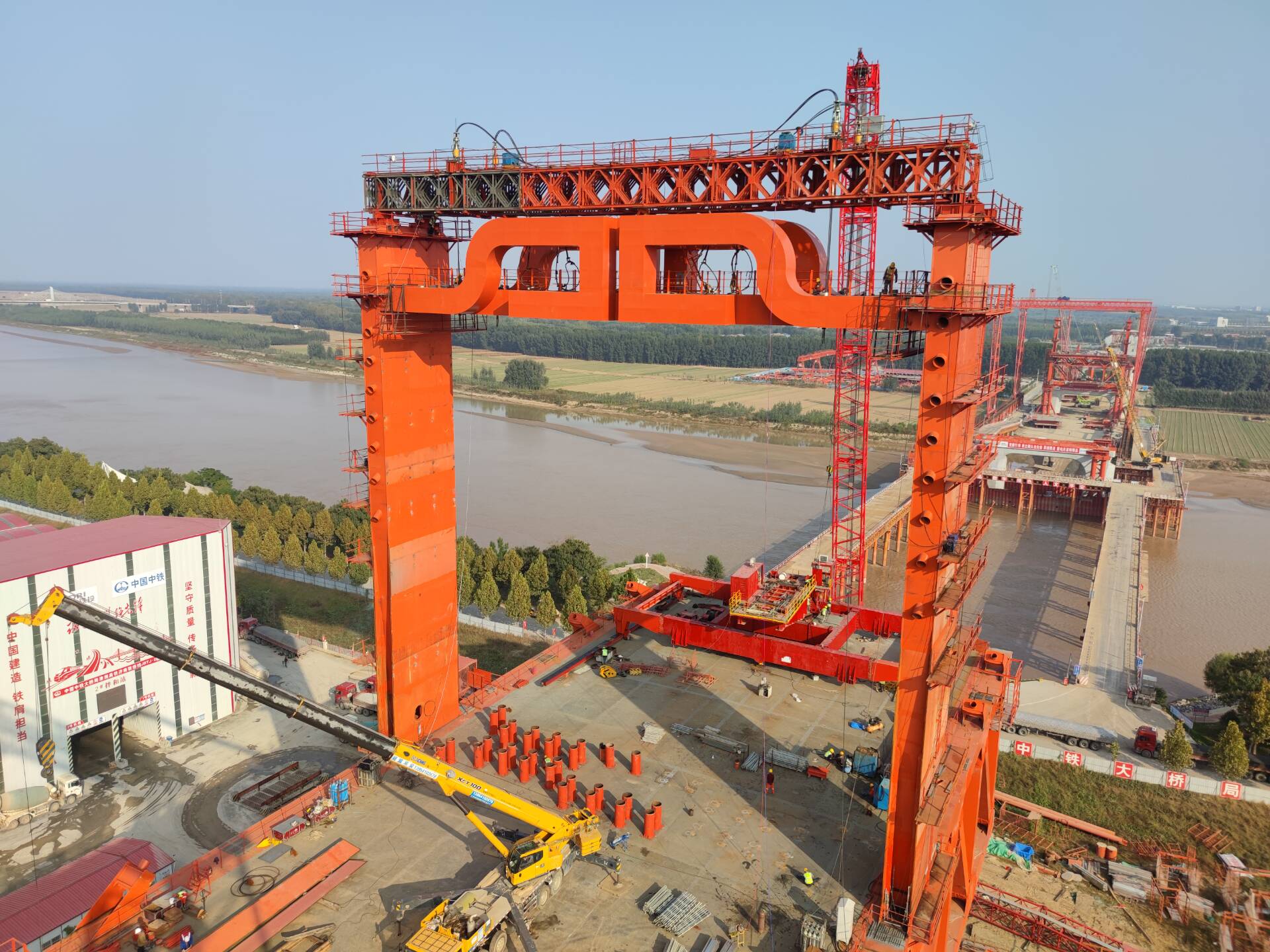 济阳黄河公铁两用特大桥主桥首个200吨钢横梁顺利吊装完成