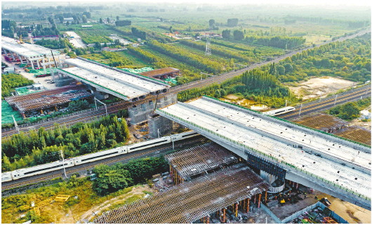 大众报业·大众日报客户端|重约5万吨！最大高速路转体桥精准转身