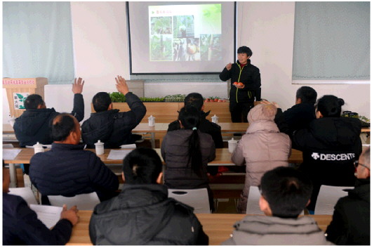 在地平线蔬菜专业合作社“农民田间课堂”上，姜波在为菜农进行“番茄晚疫病防治”的培训。
