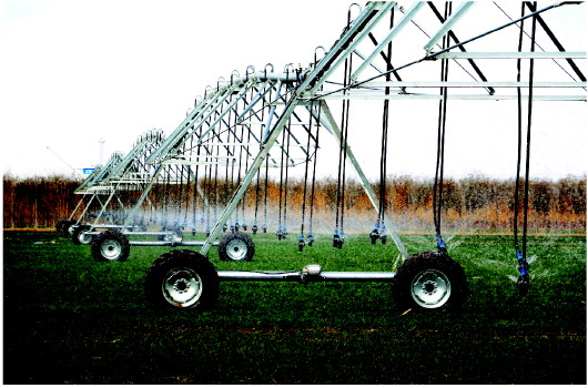 无人生态农场，一台长约300米的自走式喷灌车正在作业。