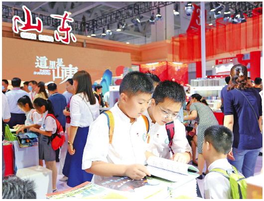 7月18日，第30届全国图书交易博览会主会场，小读者在专心阅读。□记者 赵琳 宋亚鲁 报道