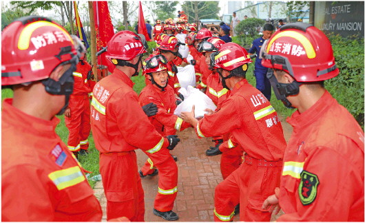 山东消防指战员在封堵碧水河决口。（□记者 赵丰 王红军 报道）