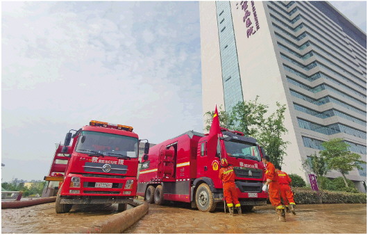 □记者 赵丰 王红军 报道 7月24日上午，山东省消防救援总队跨区域增援队第一梯队在郑州市阜外华中心血管病医院开展排水排涝工作。