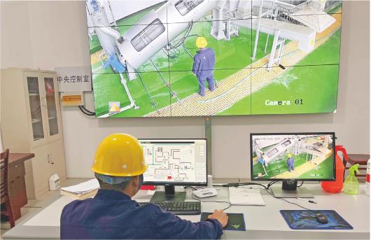 □记者栗晟皓通讯员郑丽娜报道 　　莒县九莲固废处置有限公司控制室内，工作人员对粪污处理设备运行情况进行监控。