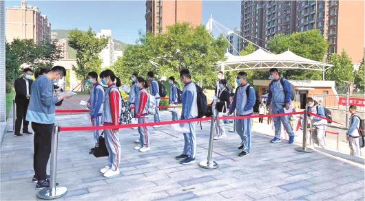 5月16日，济南德润中学的学生排队入校。（□记者 李振 赵国陆 报道）