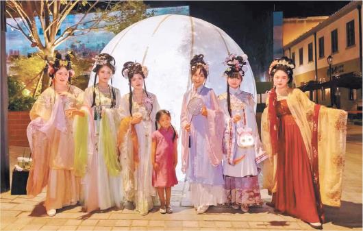 □记者 李媛 报道
　　9月10日晚，青岛市市北区四方路历史文化街区推出了大鲍岛中秋花灯赏月会和青岛老城艺术展演季，众多汉服爱好者身着中华传统服饰，结队巡游，引来市民游客围观。