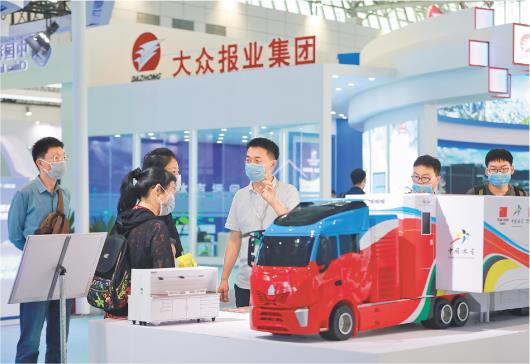 □记者 王世翔 张楠 报道 9月17日，文旅博览会上，我省制造的具有完全自主知识产权的智能雪蜡车模型吸引了众多游客驻足。