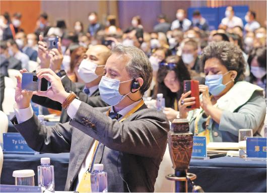 □记者 王世翔 报道 9月27日，2022中国（曲阜）国际孔子文化节、第八届尼山世界文明论坛在曲阜尼山开幕。图为中外嘉宾在记录精彩瞬间。