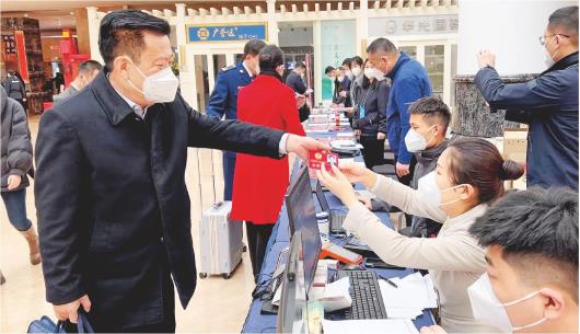 □記者李勇報道 1月10日，出席省政協(xié)十三屆一次會議的委員陸續(xù)抵達濟南，向大會報到。