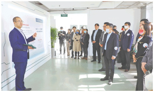 　□记者薄克国报道 3月30日，20余位参加第三届儒商大会的嘉宾来到青岛人工智能计算中心参观考察。