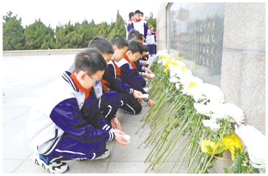 □记者 李媛 报道 4月3日，青岛四方小学组织开展清明节扫墓活动。少先队员们向先烈们默哀三分钟表达对先烈的哀悼，随后瞻仰革命烈士陵墓并献上自制的小白花，以表达对烈士的缅怀之情。