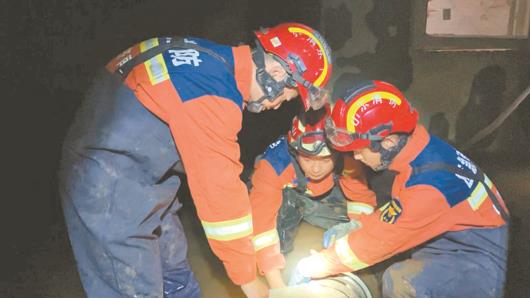 □记者 杨帆 王红军 报道 8月8日18时30分接到总队前指调派命令，济南市消防救援支队出动1车12名指战员，携带1辆电动排涝车等相关排涝装备，前往永济新城，孔雀城悦澜湾执行排涝任务。现共设置4台排涝泵，截至10日15时已工作时长44个小时，排水量超10万立方米。