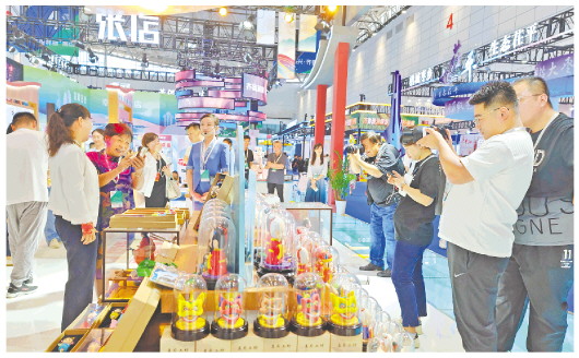 9月14日，文旅博览会山东手造展区吸引众多游客前来参观。（□记者王世翔报道）