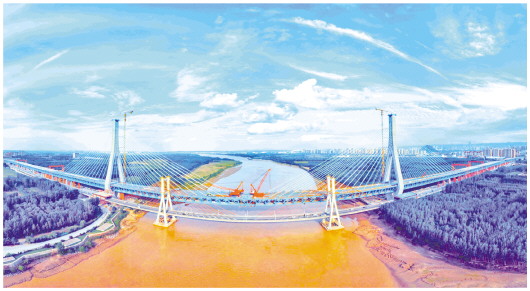 9月28日，G104京岚线济南黄河公路大桥主桥顺利合龙，这是我省首条穿越黄河的轨道交通线路。（□记者刘飞跃报道）