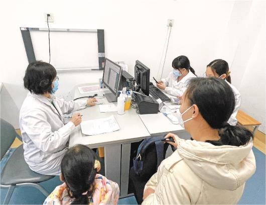 □记者黄鑫王瑛琪报道 11月29日，在山东省中医院儿科门诊，主任医师张桂菊正在看诊。