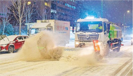 □记者董卿报道 12月16日凌晨，烟台市福山区永安街，清雪车正在清理积雪。