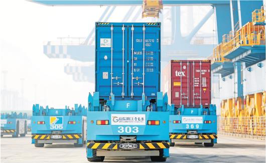 □通讯员张进刚报道 12月27日，自动导引车在山东港口青岛港自动化码头运送货物。