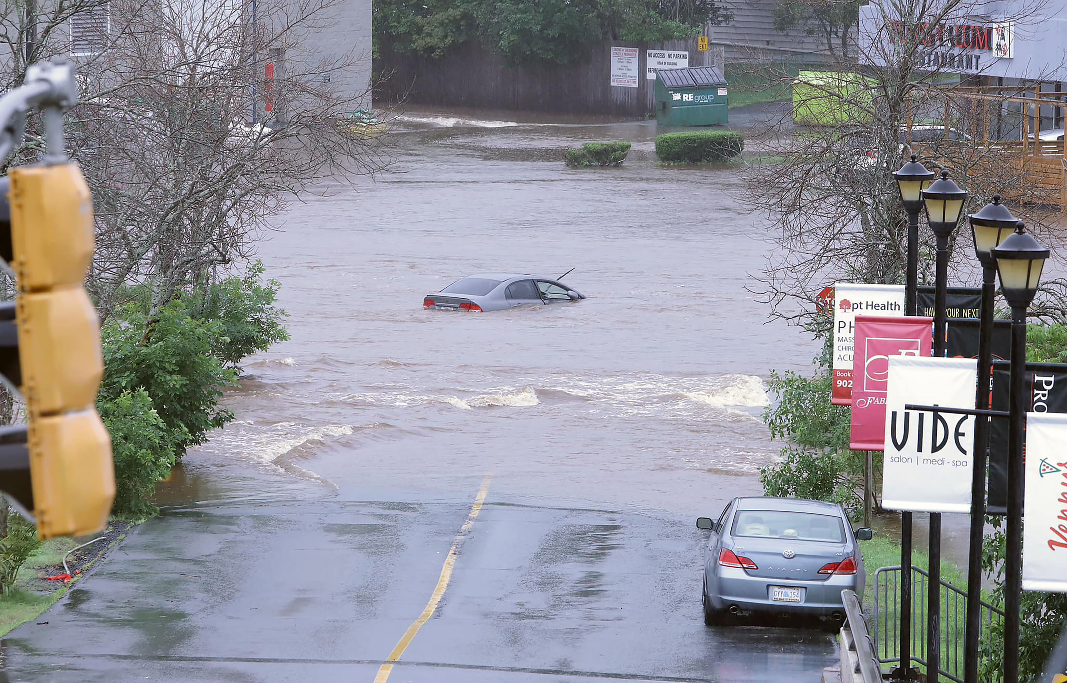 强降雨在多地引发洪水 导致交通中断