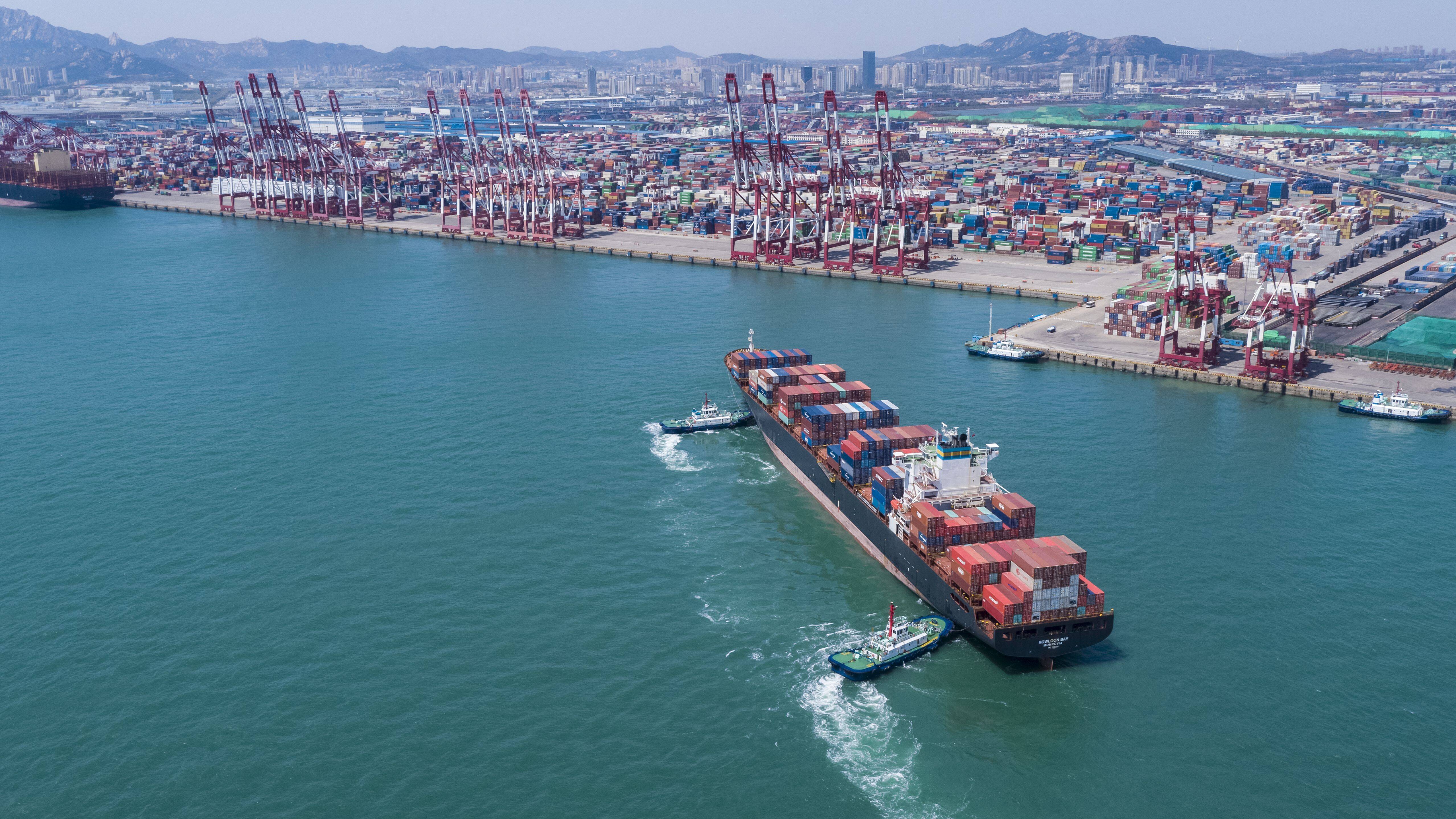 创出30万吨级船型作业新纪录!山东港口青岛港实现"二月红"