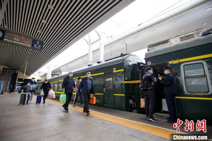 全国铁路迎返程客流高峰 4月5日预计发送旅客1425万人次