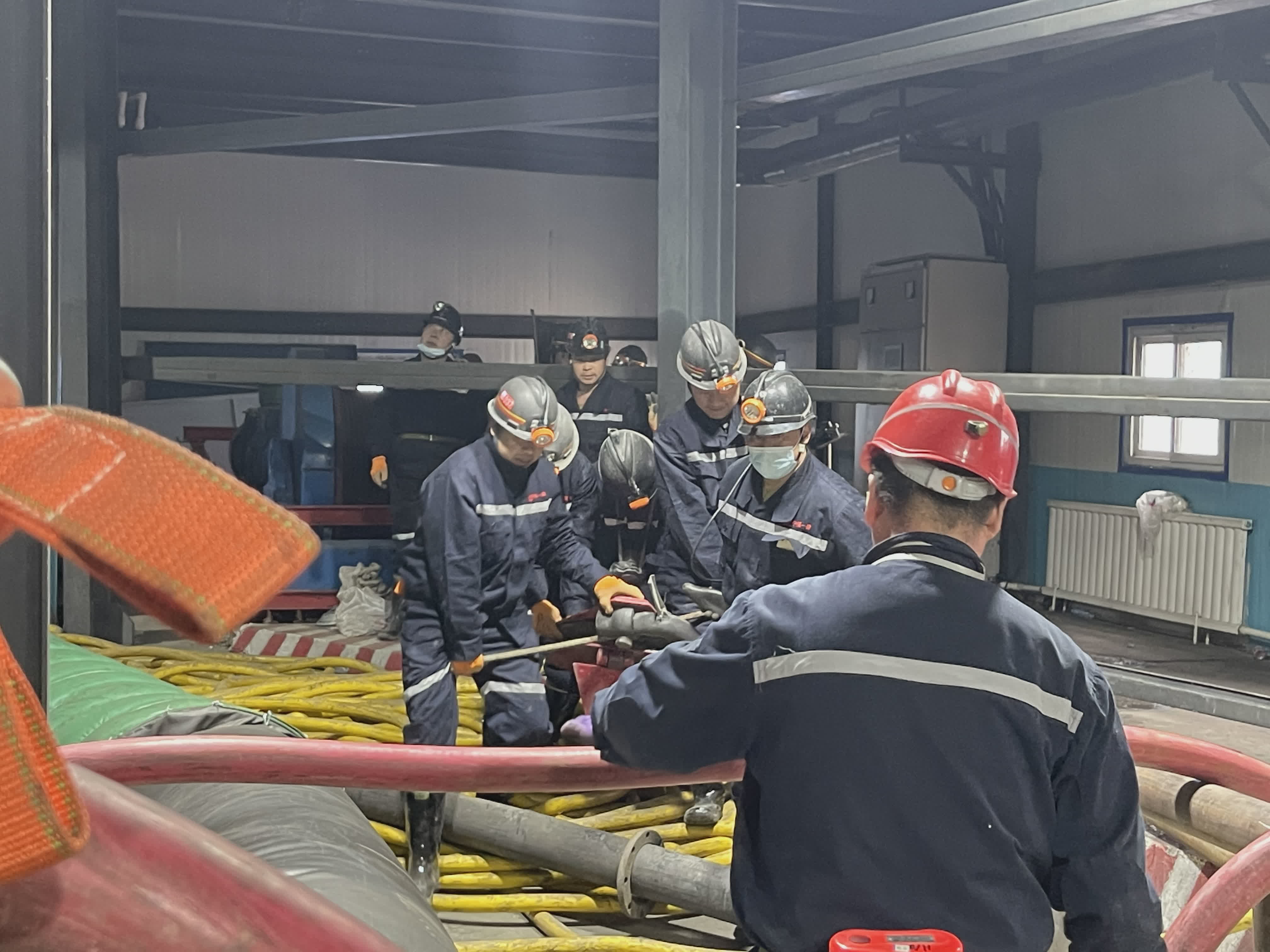 贵州金沙一煤矿发生煤与瓦斯突出事故，已致1人遇难7人被困 - 2021年4月9日, 俄罗斯卫星通讯社
