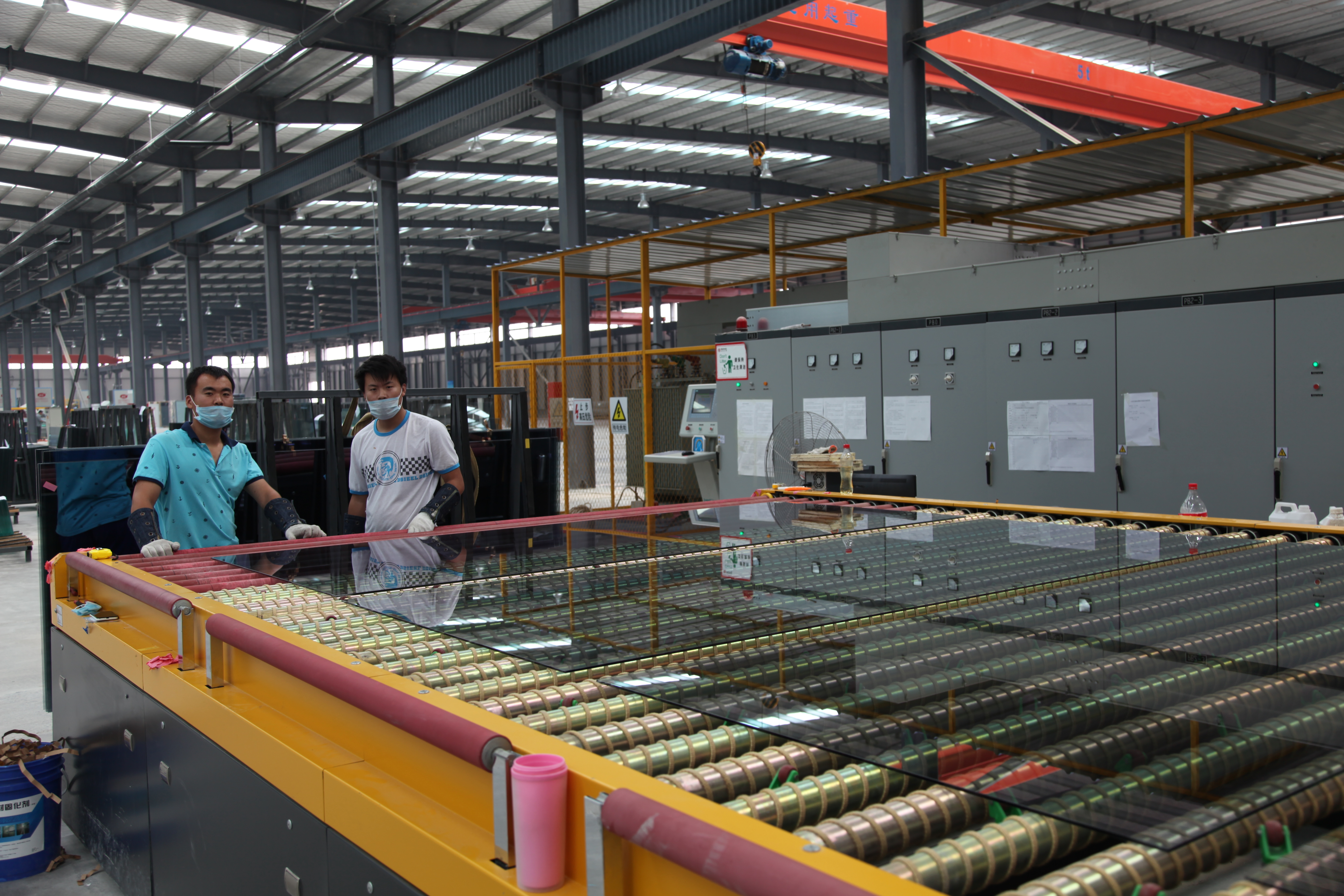山东北玻节能钢化玻璃生产车间 张学荣摄北玻公司与西安工业大学合作