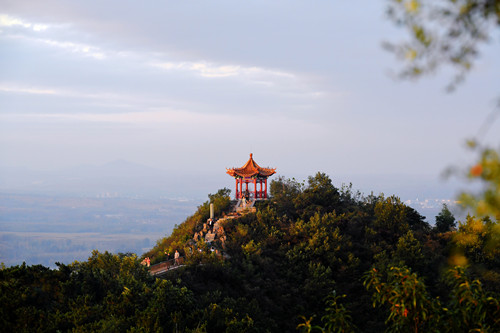 常山位於諸城南郊,原名臥虎山,與五蓮山,泰山並稱三姐妹仙山,蘇軾知