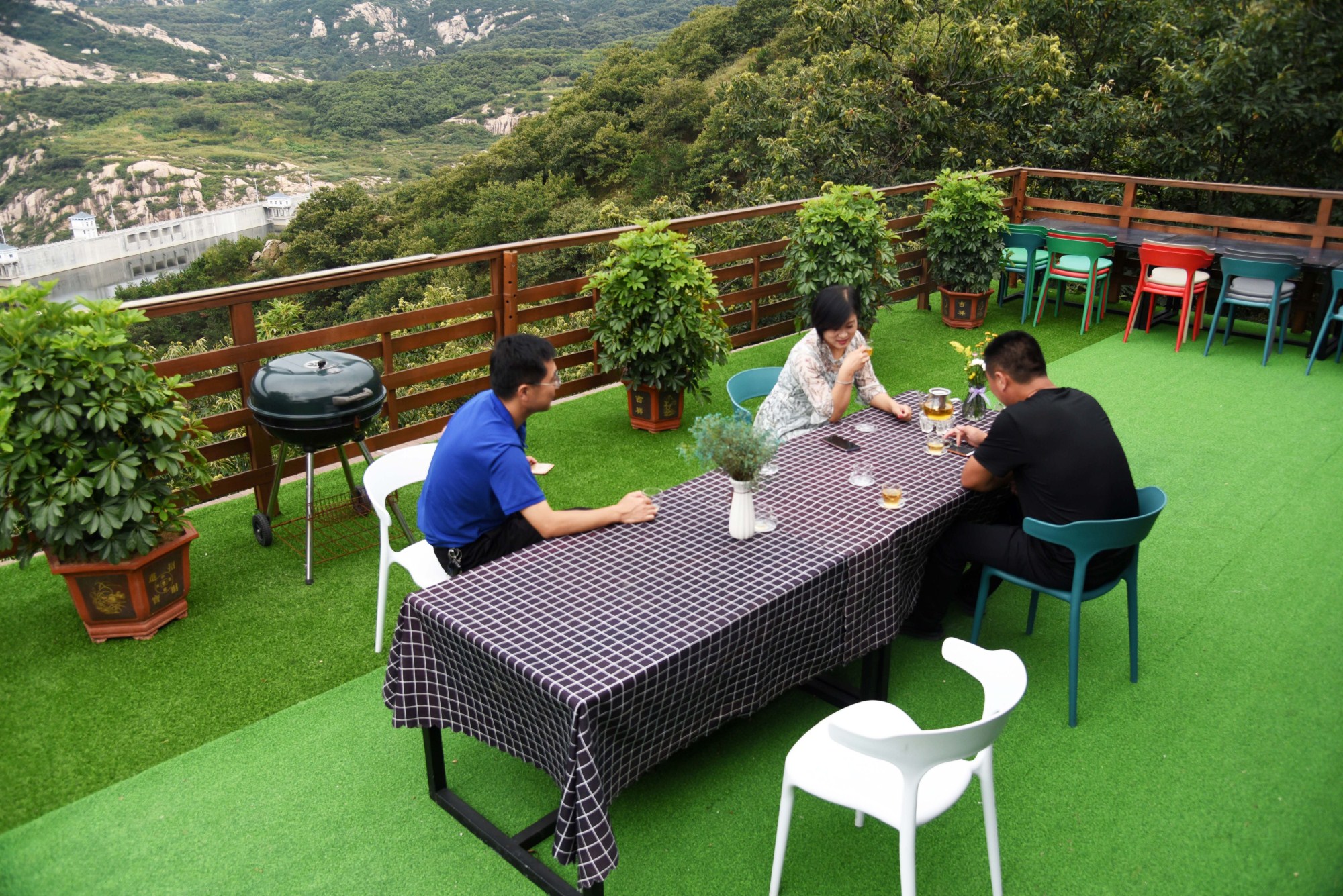 9月3日,游客在日照市五莲县叩官镇董家楼村的北山乡居民宿内体验.