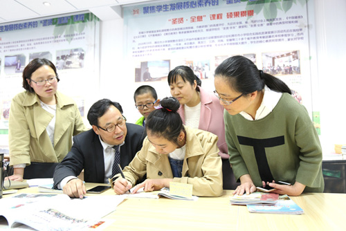 中國教科院韓立福博士指導壽光市聖城小學師生的自主合作學習.