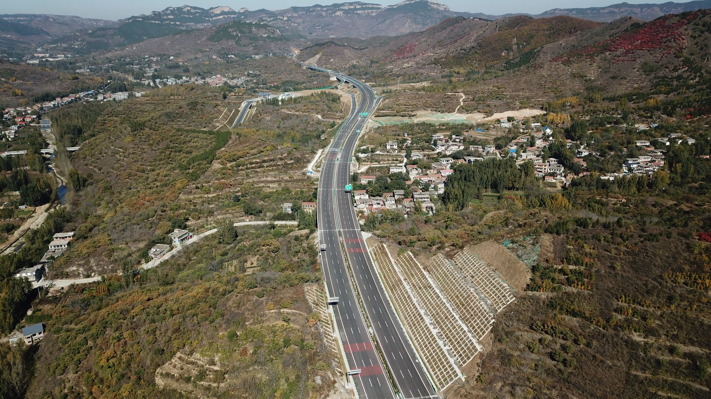 济泰高速公路图片