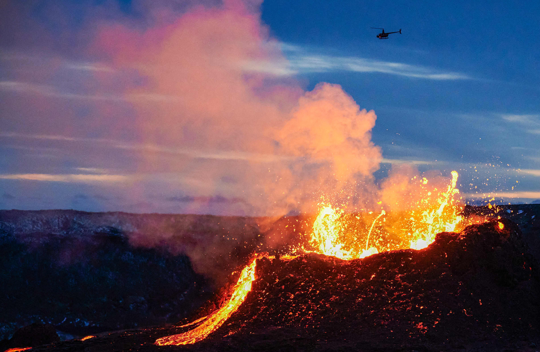 4月6日,直升机从冰岛雷克雅尼斯半岛一处正在喷出岩浆的火山上空飞过